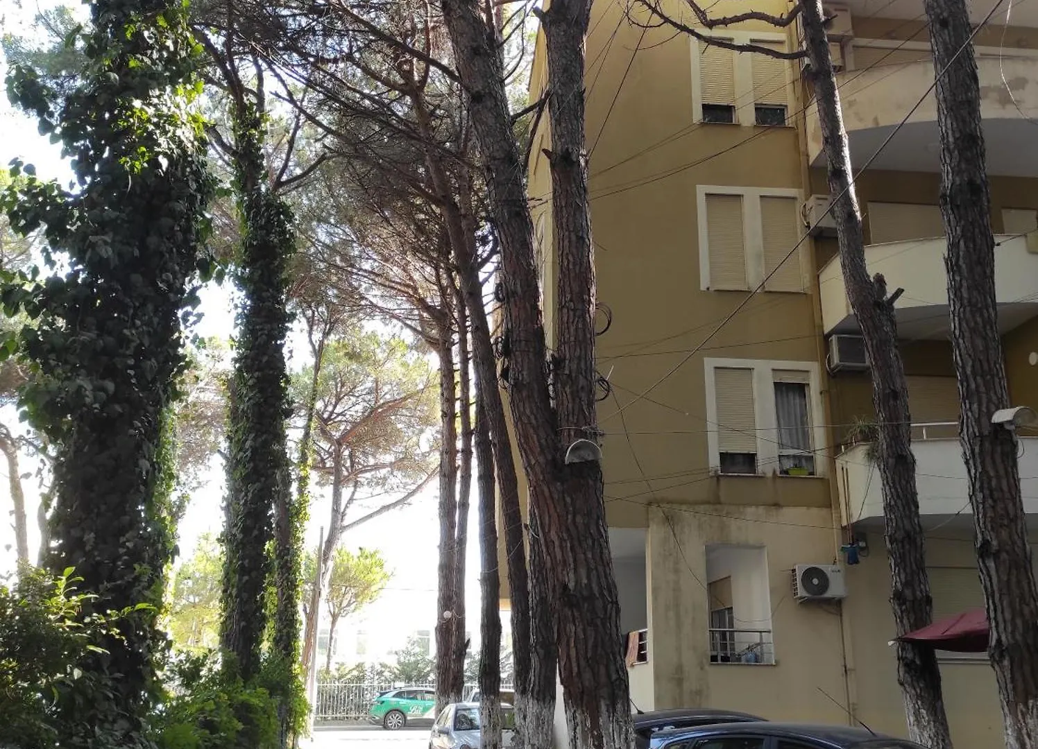 The Blue Apartment Golem  Albanië